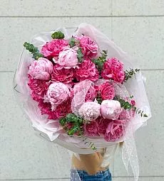 Букет "Леди роуз" с пионами, розами и эвкалиптом