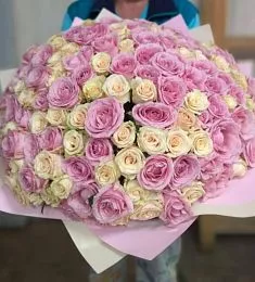 Букет из 101 кремовой и розовой пионовидной розы в оформлении