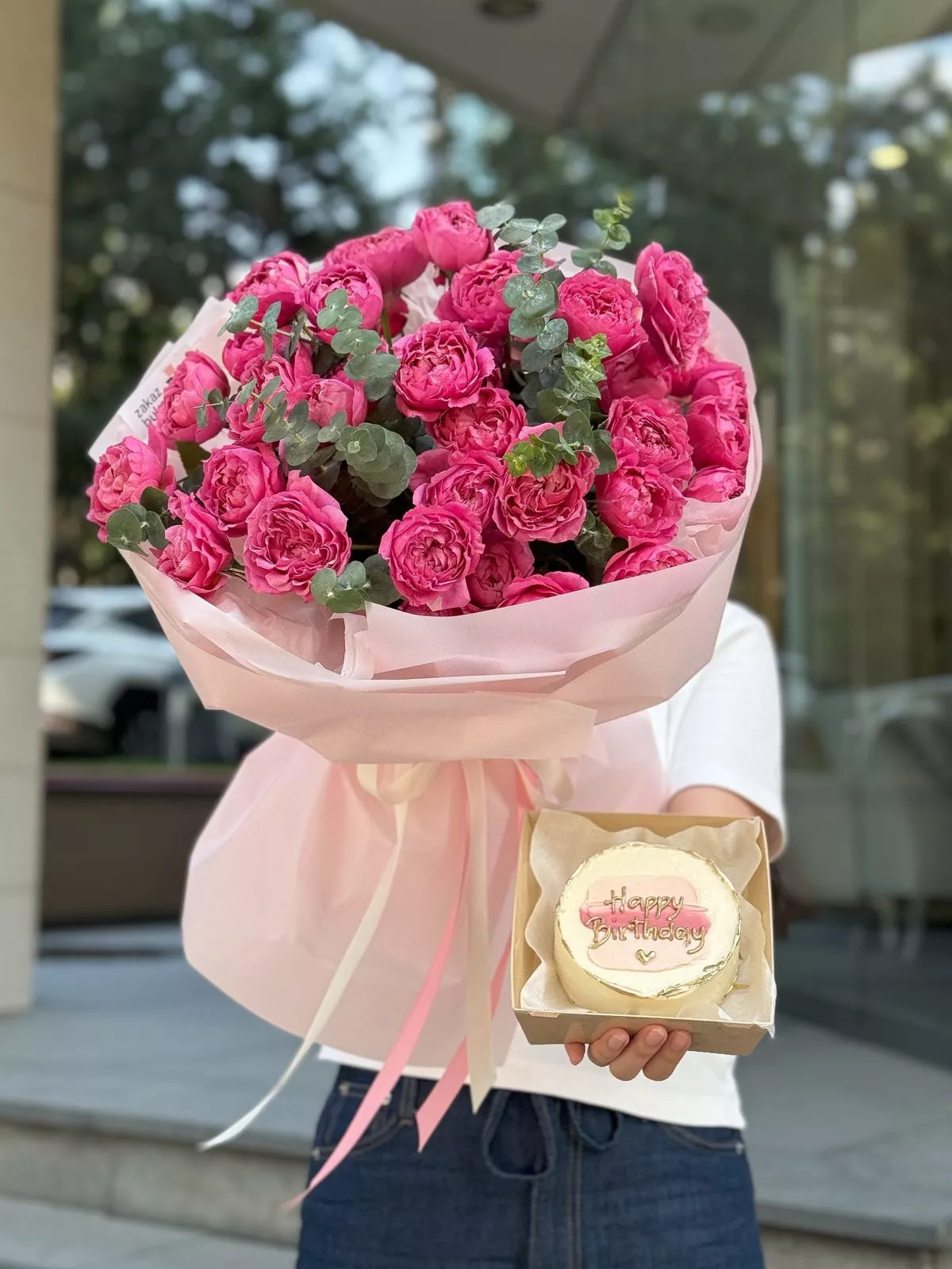 Сет "Маршмеллоу" из пионовидных спрей роз и бенто тортика