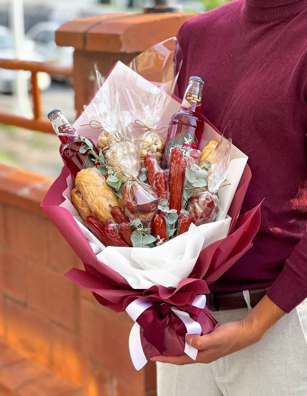 Композиция "Винсент" мужской букет с пивом, чечилом, колбасками и орешками