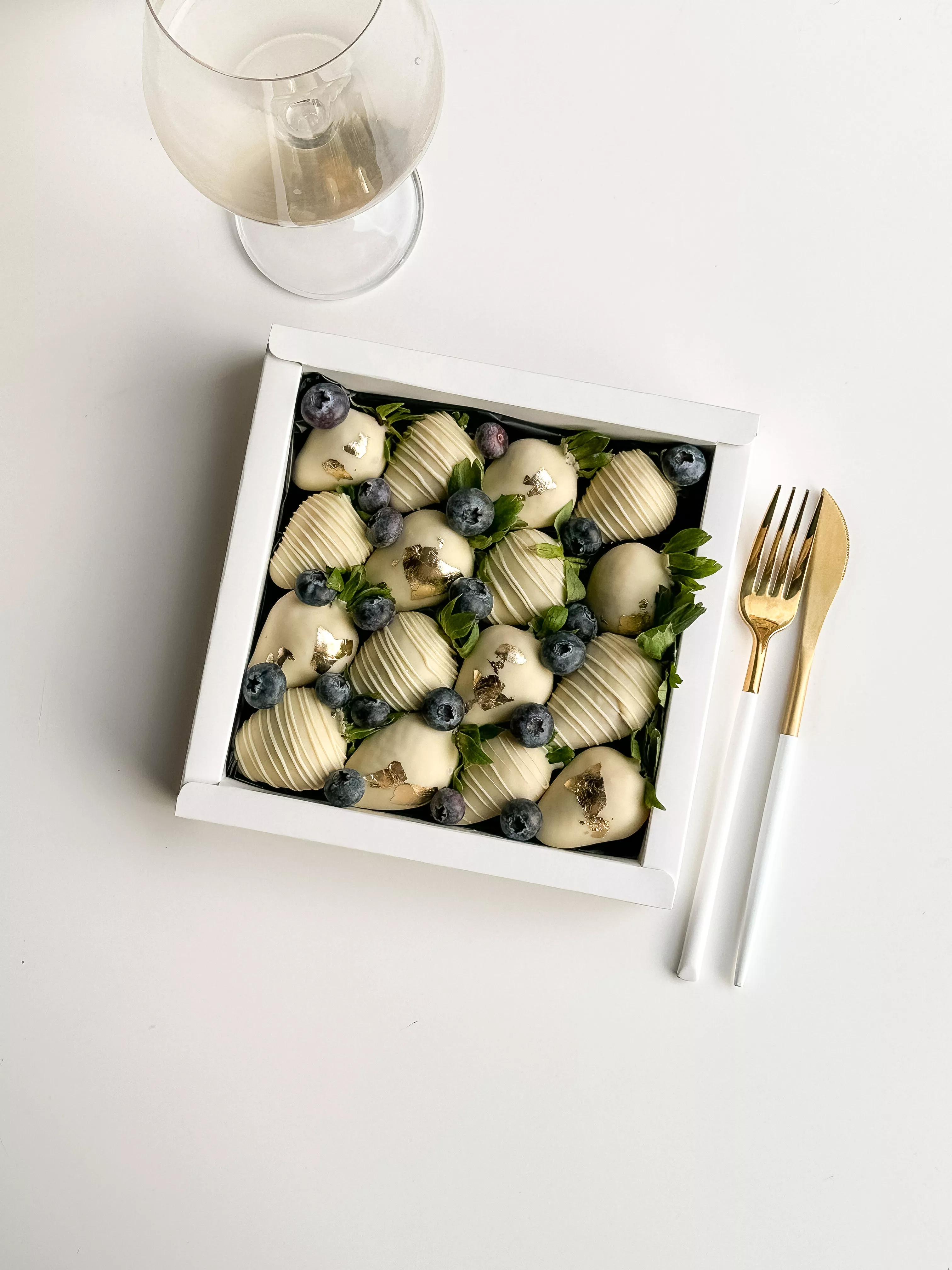 Клубничный бокс "Bride" с клубникой в белом итальянском шоколаде