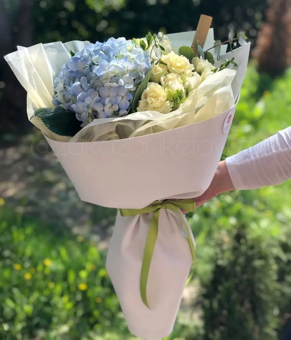 Композиция "Краски лета" из гортензий и фрезий