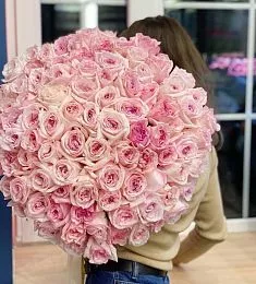101 розовая пионовидная роза с лентой