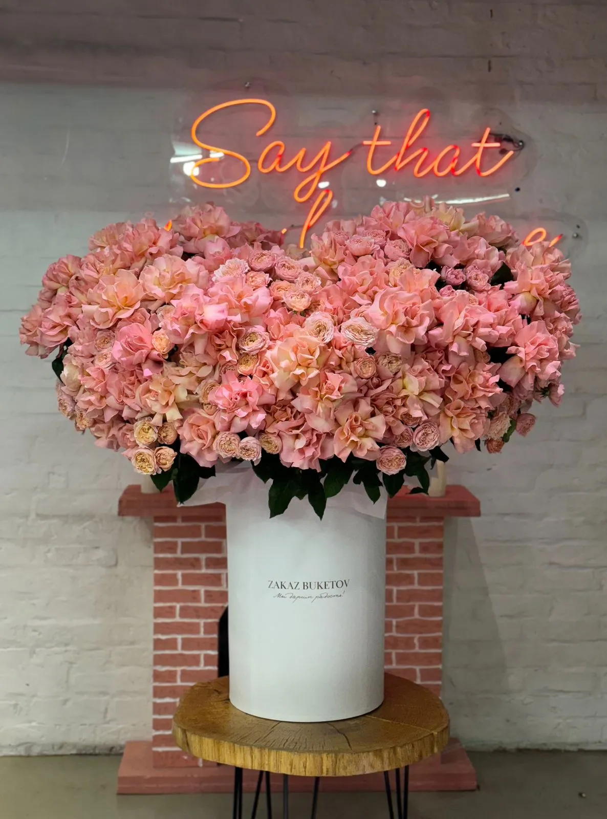 Премиальная композиция "Гигант любви" из роз в  коробке