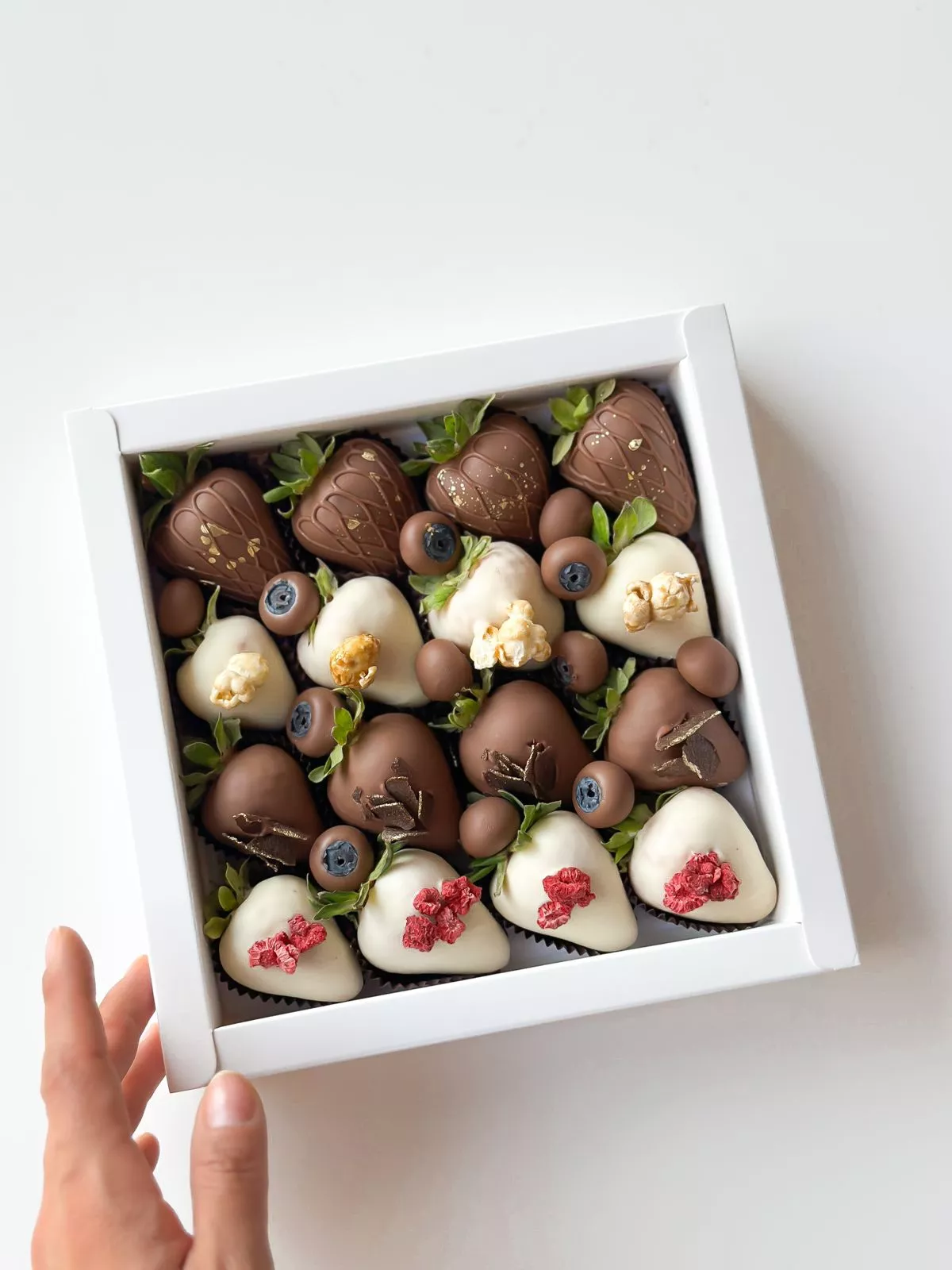 Клубничный бокс "Диана" клубника и голубика в итальянском шоколаде