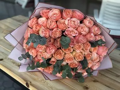 61 пионовидная роза с эвкалиптом 1