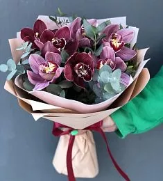 Букет "Taffi" из орхидей и эвкалипта