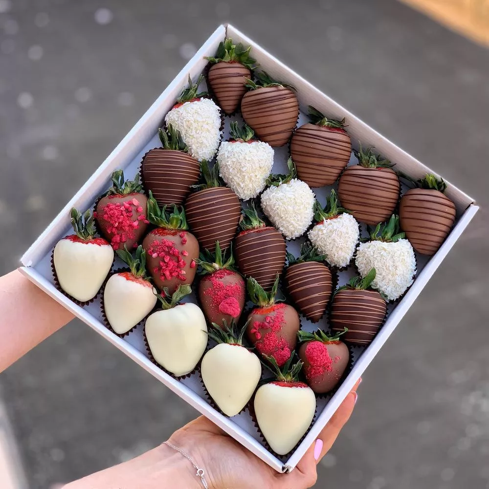 Клубничный бокс "Путь к сердцу"  клубника в молочном и белом шоколаде