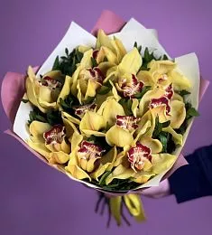 Букет "Sally" из орхидей и фисташки
