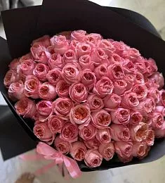 Букет из 101 ярко розовой  пионовидной спрей розы в оформлении