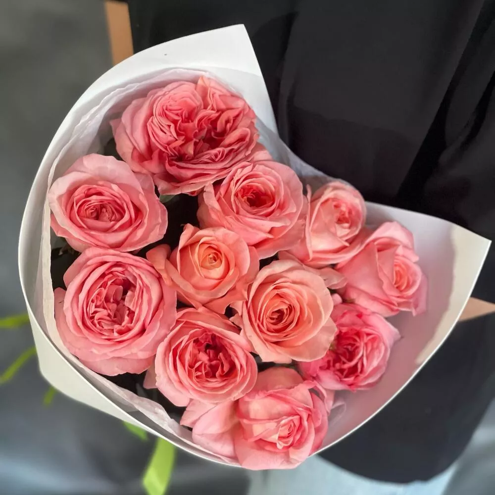 Букет из 11 коралловых пионовидных роз 