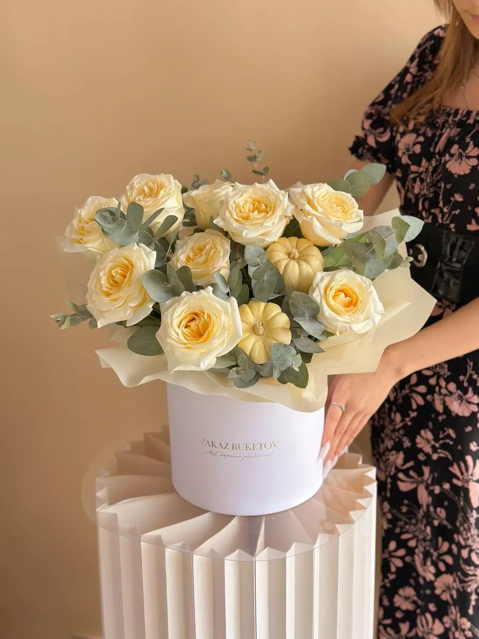 Композиция "Лира" М  розы и кукурбита в коробке