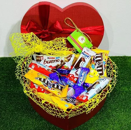 Подарочная коробка "Сердце" со сладостями 1