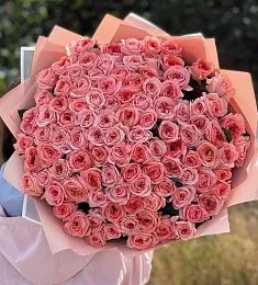 Букет из 101 розовой пионовидной спрей розы в оформлении