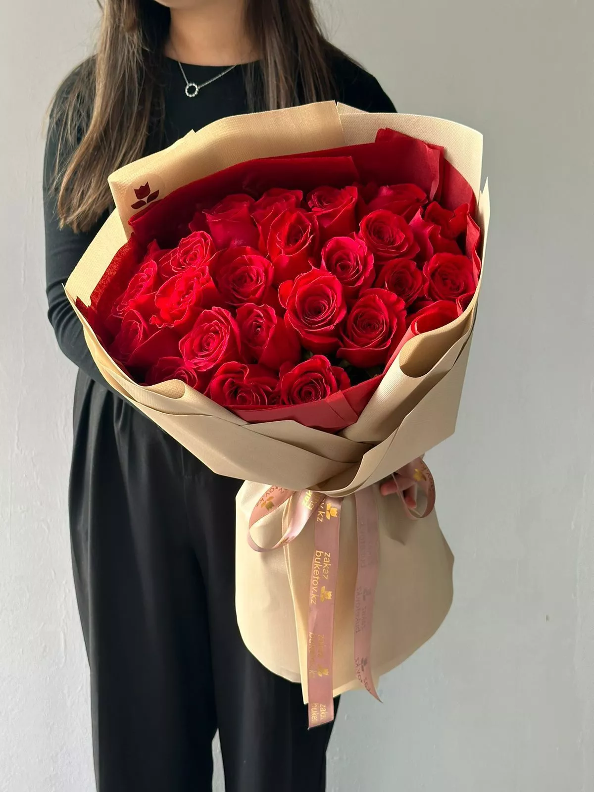 Букет из 25 роз "Anna" в оформлении