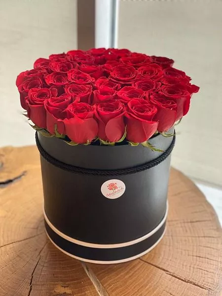 27 красных голландских роз в коробку 2