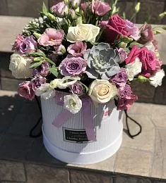 Композиция "Нелли Блай" с розами и лизиантусом в коробке
