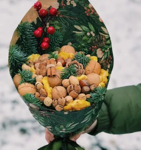 Букет «Зимний орешек» из орехов в новогоднем оформлении