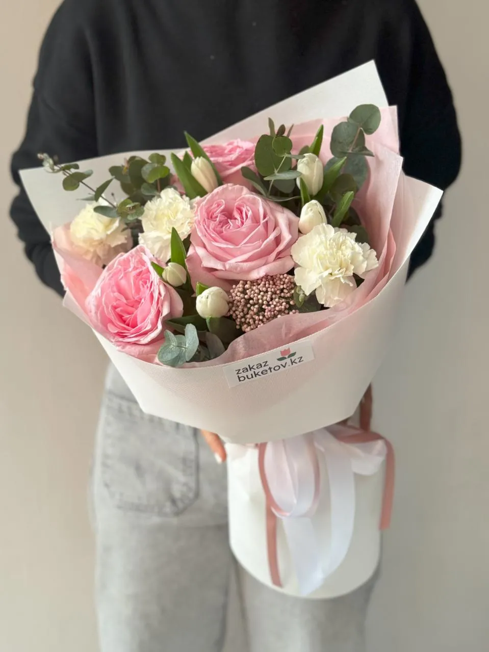 Букет "Salma" из гвоздик, роз и тюльпанов