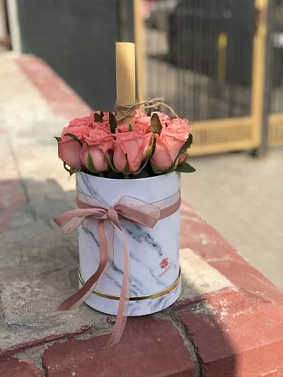 15 коралловых роз в мраморной коробке 4