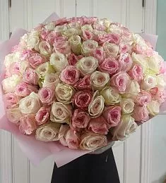 Букет из 101 белой и розовой пионовидной розы в оформлении