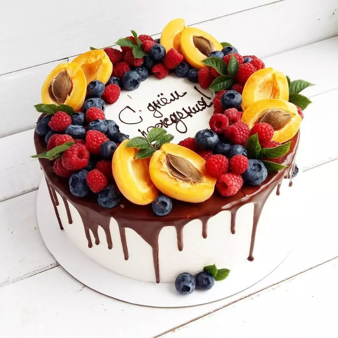 Медовый торт в ягодном оформлении