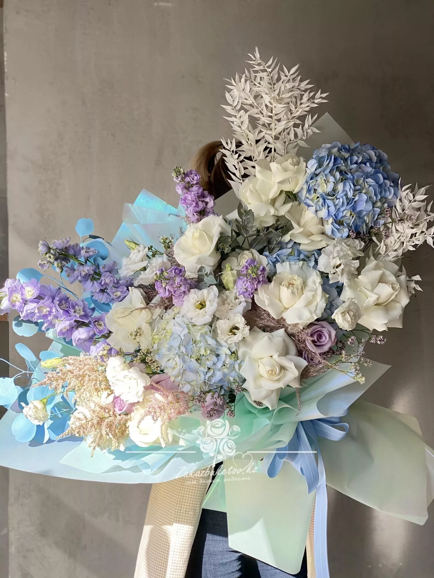 Букет "Памукалле" из роз, гортензии, маттиолы, лизиантуса и астильбы