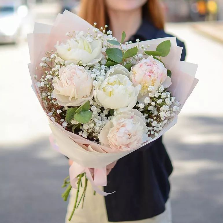 Букет "Пифия" из пионов, гипсофил и эвкалипта