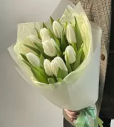 Букет из 9 белых тюльпанов в белом оформлении