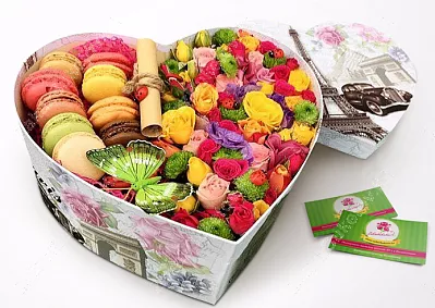 Коробка с цветами и французскими макаронс 4