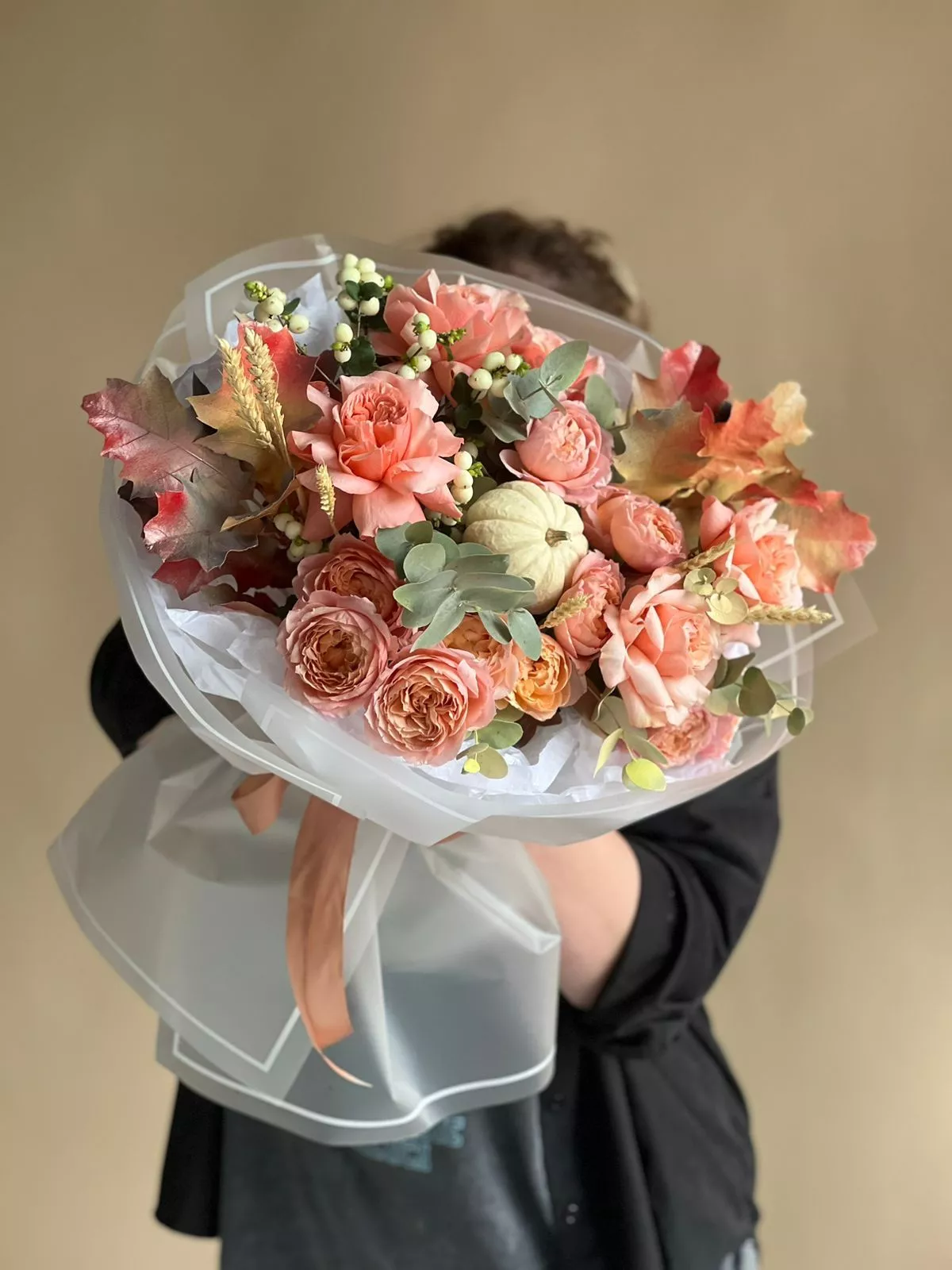 Композиция "Amber" розы и осенняя зелень