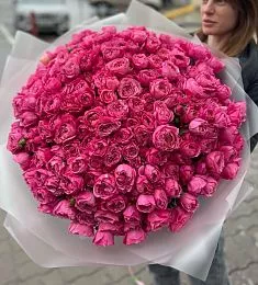 Букет из 101 пионовидной спрей розы цвета фуксия