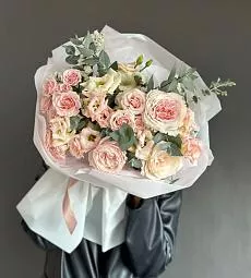 Букет "Miss Rose" из роз и лизиантусов с эвкалиптом