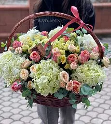 Букет в корзину "Примавера" с гортензией, розами и эвкалиптом