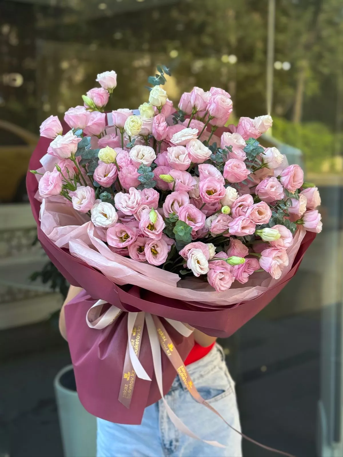 Букет "Цефей" из лизиантусов и эвкалипта