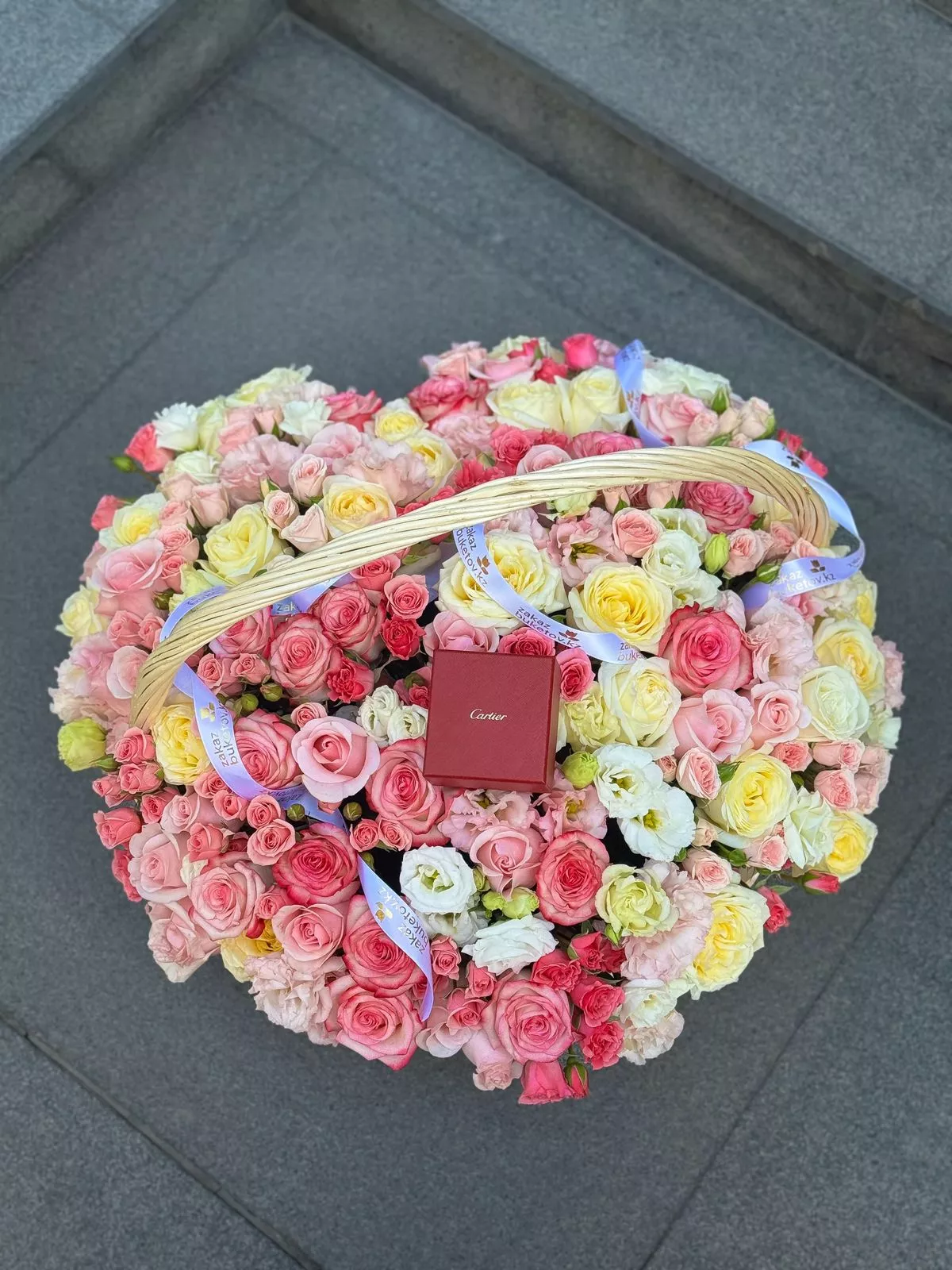 Букет "Портофино" композиция из роз и лизиантусов в корзине