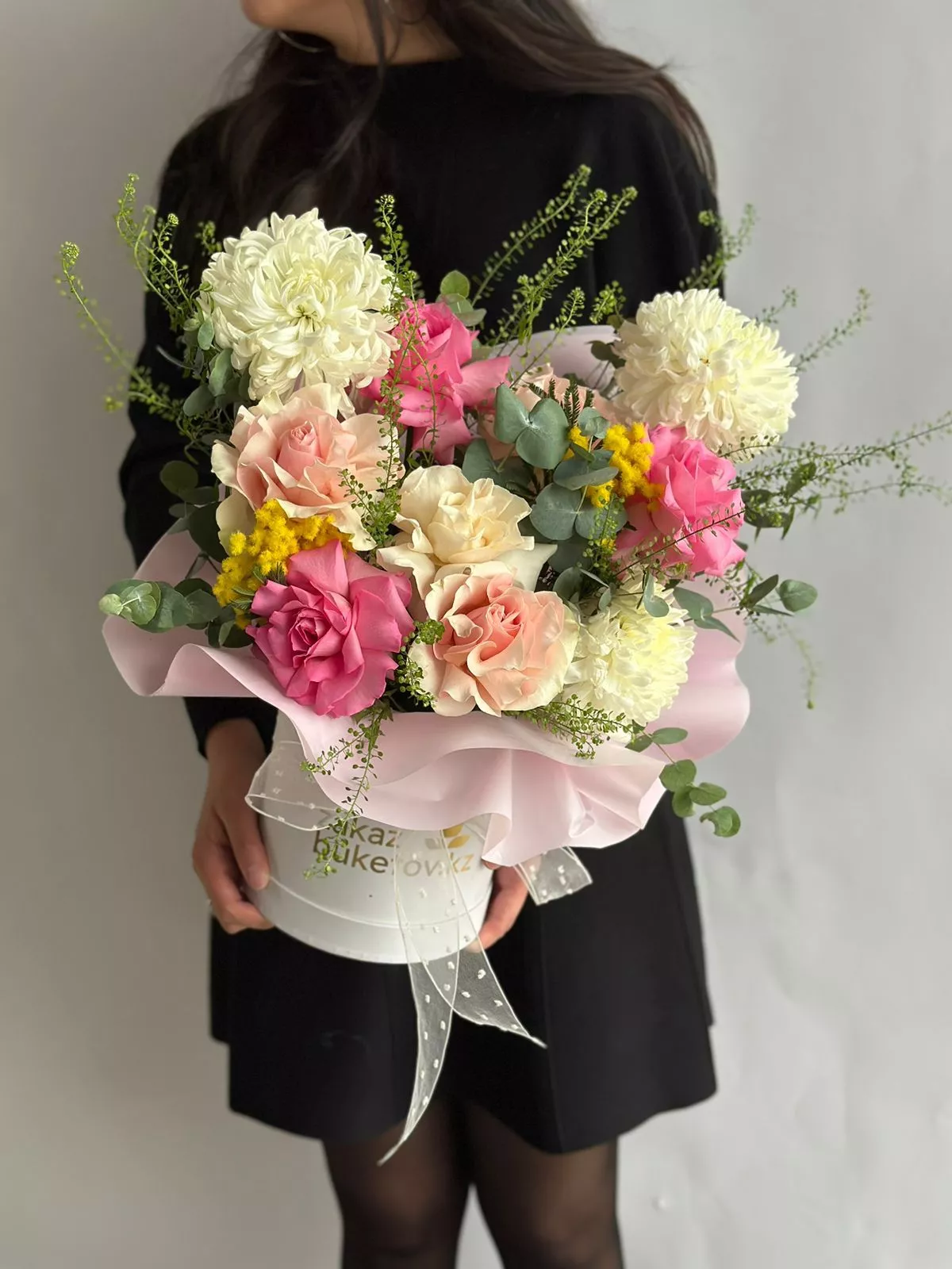 Композиция "Michelin" из роз, мимозы и хризантем