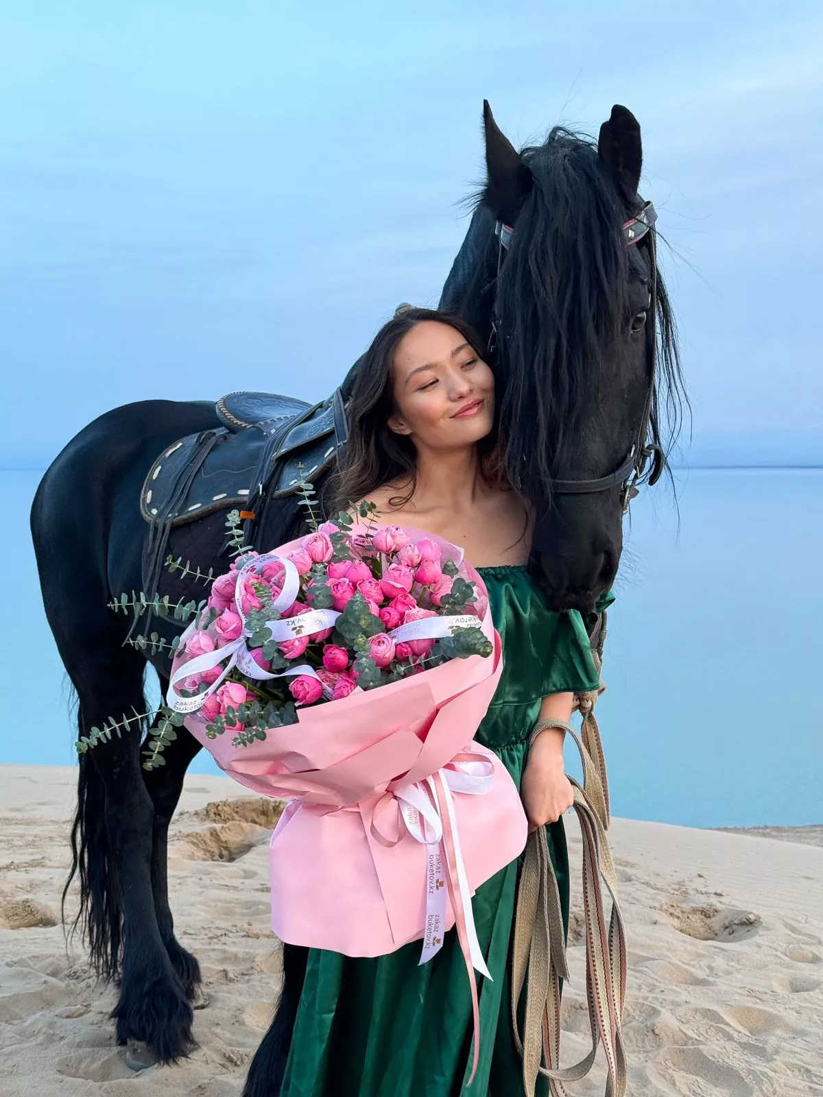 Букет "Лунный вальс" букет из пионовидных спрей роз и эвкалипта