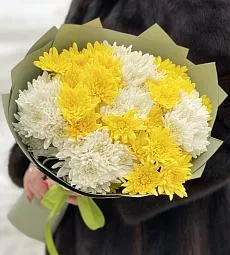 Букет из 9 белых и желтых кустовых хризантем 