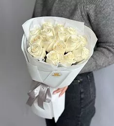 15 белых голландских сортовых роз 