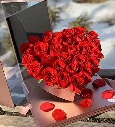 Розы в коробке "Сердце на ладони"