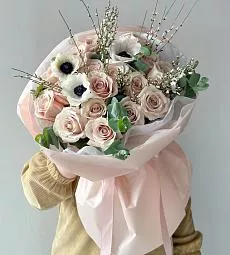 Букет "Rose Elegance " из роз и анемонов