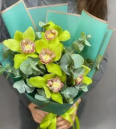 Букет "Miligan" из орхидей и эвкалипта