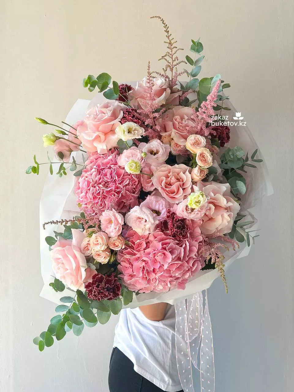 Букет "Розовая симфония" с гортензией, гвоздикой, розами и лизиантусом