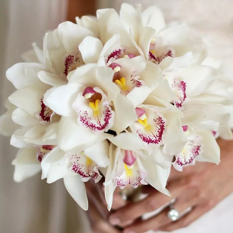 Букет невесты из 23 орхидей