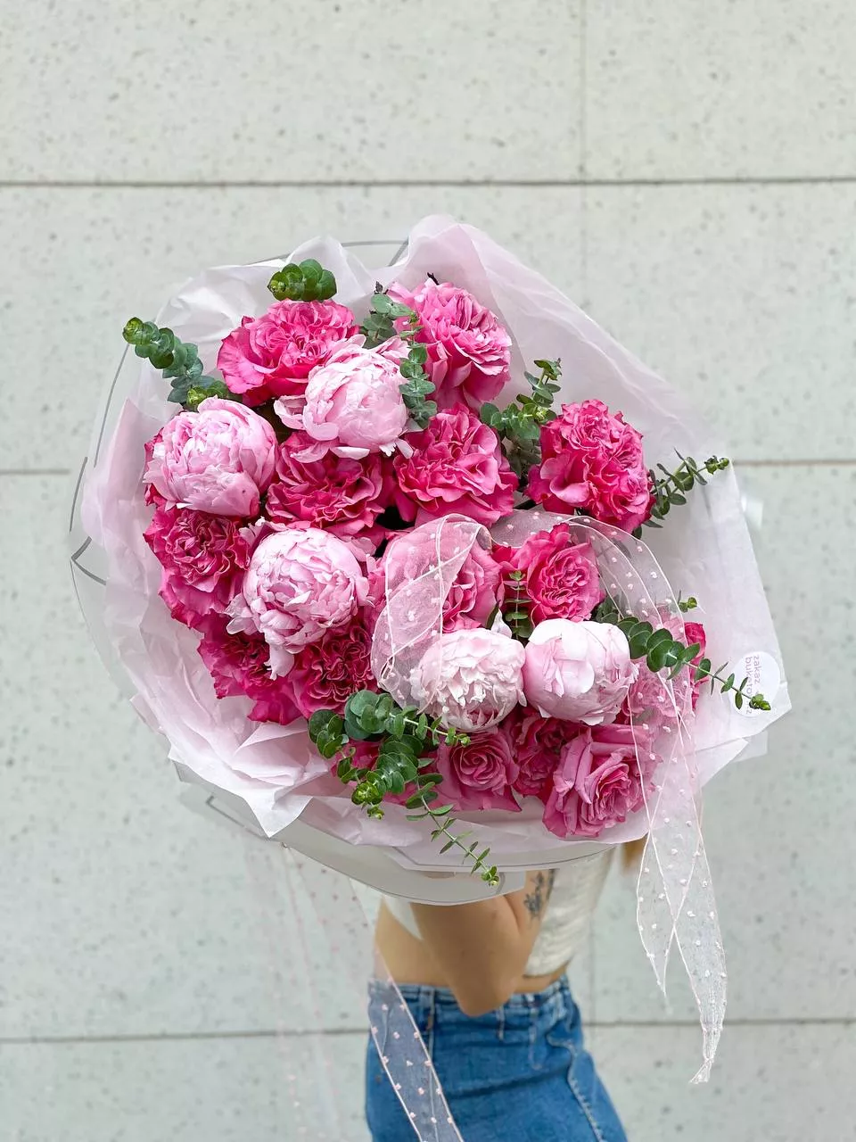 Букет "Леди роуз" с пионами, розами и эвкалиптом