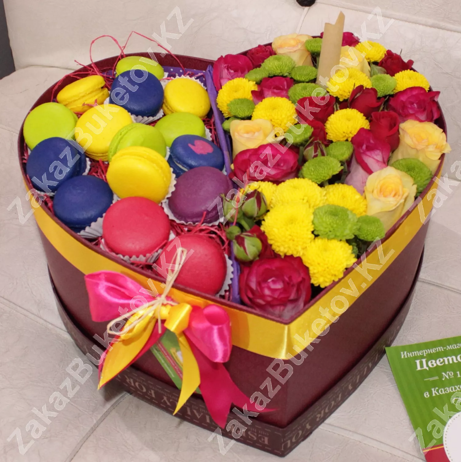 Коробка с цветами и французскими макаронс