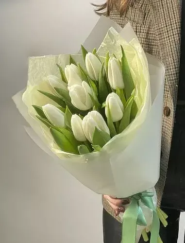 Букет из 9 белых тюльпанов в белом оформлении