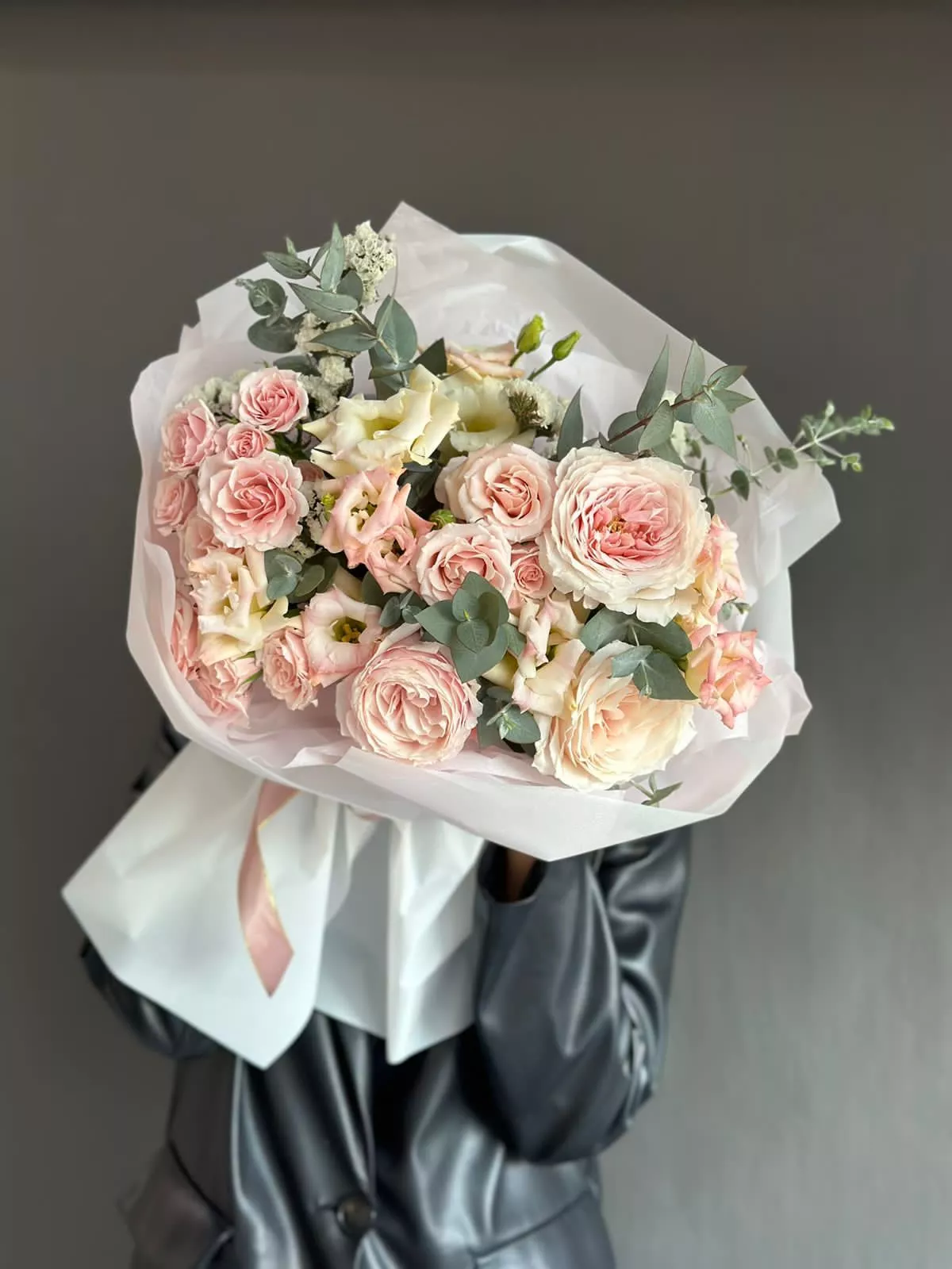 Букет "Miss Rose" из роз и лизиантусов с эвкалиптом