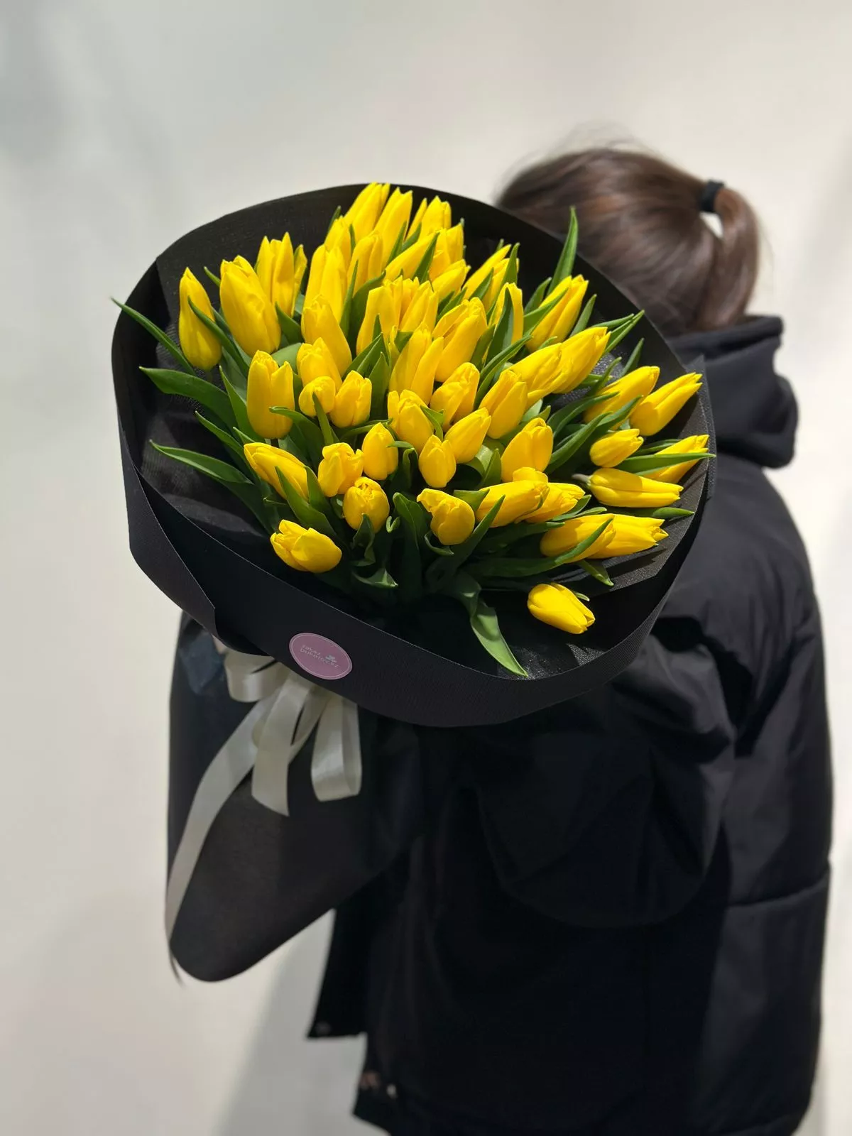 51 желтый голландский тюльпан в темном оформлении